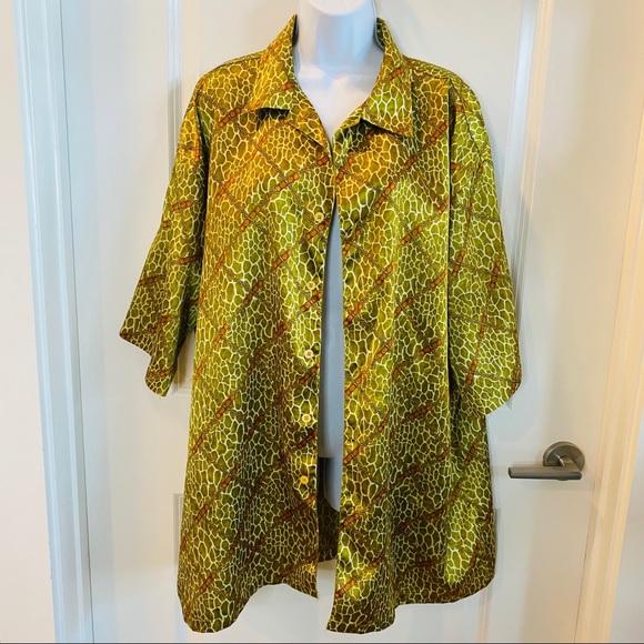 Green Button Down Top Giraffe & Gold Chain Print - Picture 5 of 5
